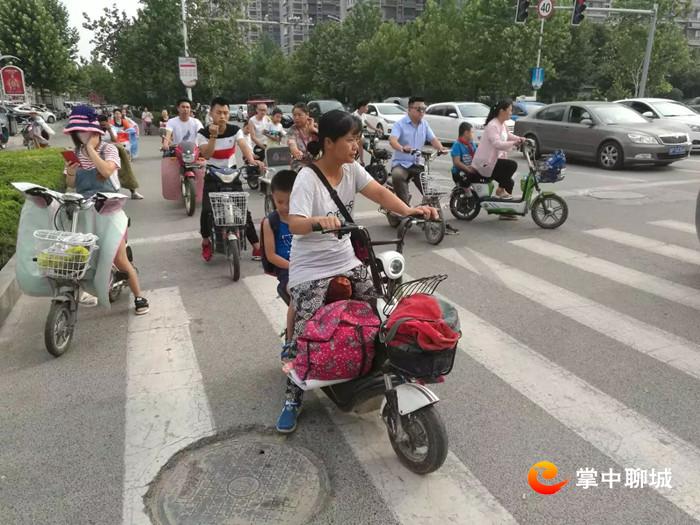07 7月2日,向阳路口振兴路口的交通乱象。网友:因缘和合.jpg
