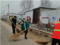 振兴街道于庄村于化明带头清理道路泥土2_副本.jpg