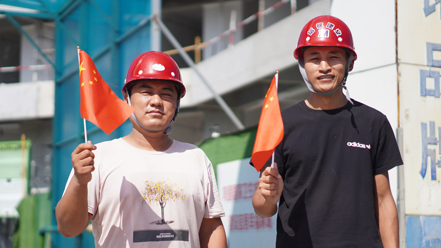 新动能产业园建筑工地的工人与国旗合影，祝(2039168)-20211001074258.jpg