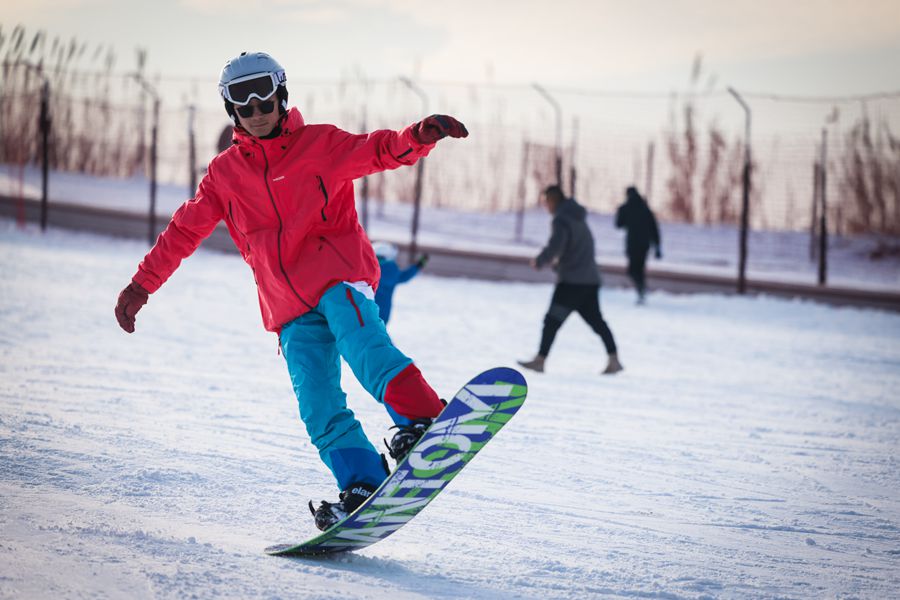享受着冰雪运动的滑雪爱好者(2284254)-20220105080339_副本.jpg
