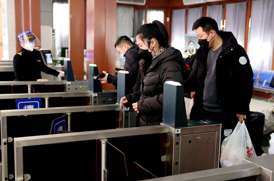 2月7日，聊城火车站，旅客在通过检票口(2379203)-20220209083849.jpg