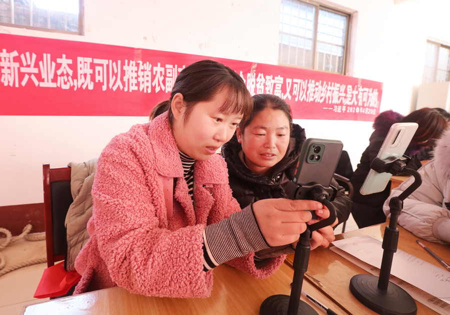 12月5日，在聊城市高新區(qū)許營鎮(zhèn)電商培訓班上，學員們在學習小視頻制作.jpg